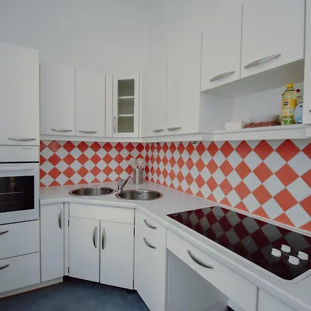 Apartment Altbauwohnung In Staedtischer Ruhelage *