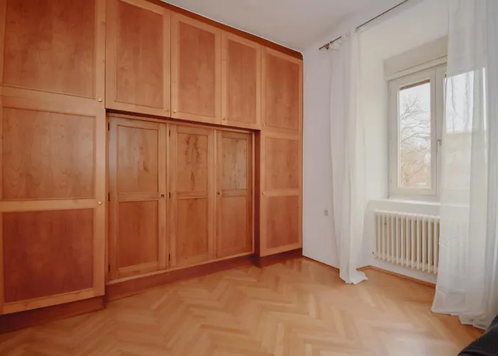 Altbauwohnung In Staedtischer Ruhelage شقة